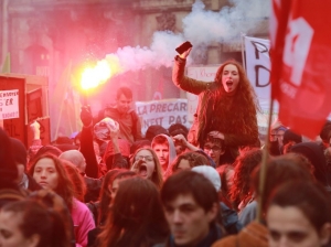 Young protesters march during a demonstration against the French government's planned labour law reforms on March 31, 2016 in Bordeaux, southwestern France. France faced fresh protests over labour reforms just a day after the beleaguered government of President Francois Hollande was forced into an embarrassing U-turn over constitutional changes. / AFP / NICOLAS TUCAT